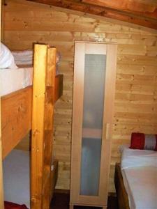 a bedroom with two bunk beds in a cabin at Ferienhaus in Porlezza mit Terrasse und gemeinsamem Pool in Porlezza