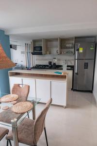 科韋尼亞斯的住宿－Habitación acogedora en Coveñas，厨房配有桌椅和冰箱。