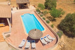 an overhead view of a swimming pool with chairs and an umbrella at Ferienhaus mit Privatpool für 6 Personen ca 120 qm in Campos, Mallorca Südküste von Mallorca in Campos