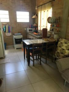 a kitchen with a table and chairs in a room at Casinha na Represa 1 in CÃ¡ssia