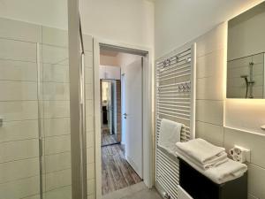 un bagno con cabina doccia e lavandino di Haus Concordia 2 Wellenreiter a Thiessow Altre 43 foto