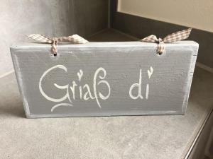 Une boîte grise avec un signe qui dit filles oh dans l'établissement Tolle Wohnung in Ofterschwang mit Eigener Sauna und Bergblick, à Ofterschwang