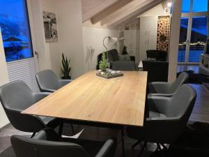 - une salle à manger avec une table et des chaises en bois dans l'établissement Tolle Wohnung in Ofterschwang mit Eigener Sauna und Bergblick, à Ofterschwang