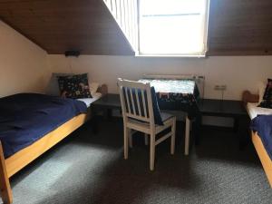 1 dormitorio con cama, escritorio y silla en Hundefreundliches Ferienhaus in Zandt mit Terrasse, Grill und Garten - b48616, en Zandt