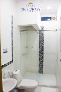 a bathroom with a shower with a toilet and a sink at CHIPICHAPE INN in Cali
