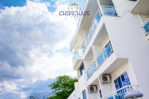 a white building with the sky in the background at CHIPICHAPE INN in Cali