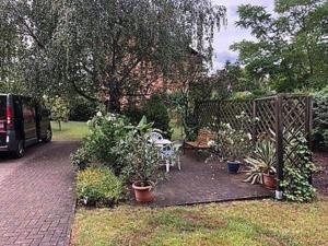 een tuin met een tafel, stoelen en planten bij Appartement in WeißwasserOberlausitz mit Großem Garten in Weißwasser