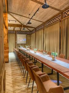 Długa sala konferencyjna z długim stołem i krzesłami w obiekcie Filin Resort w mieście Iczewan