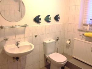 Koupelna v ubytování Ferienwohnung für 4 Personen ca 70 m in Hinte, Nordseeküste Deutschland Ostfriesland