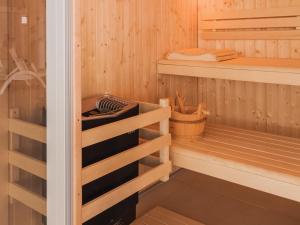 un sauna avec des murs en bois et des étagères en bois dans l'établissement MH Peniche, à Peniche