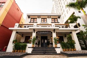 圣彼得堡The 1888 Hotel的建筑物前有楼梯的建筑物