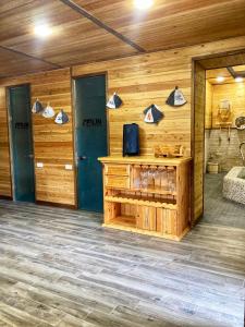 una camera con una parete in legno, 2 porte e una TV di Filin Resort a Ijevan