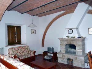 sala de estar con sofá y chimenea en Wohnung in Asciano mit Privater Terrasse, en Asciano