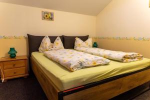 a bed with two pillows on it in a bedroom at Ferienwohnung mit zwei Schlafzimmern und Balkon in Weißenstadt