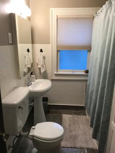Ένα μπάνιο στο Beautiful Luxury Suite A & B of Shorewood Home +65 φωτογραφίες
