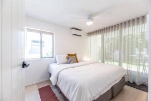 'Sunrise Central', Pool, Views & 1 Min to Beach客房内的一张或多张床位