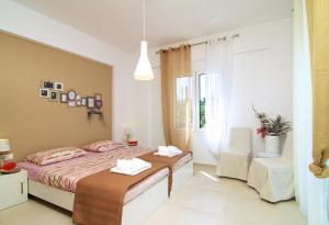 a bedroom with a bed and a window at Villa Alexandra - Komfort mit eigenem Pool in Loutra