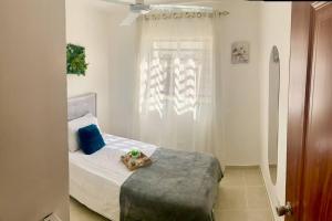 a bedroom with a bed with a pillow on it at Acogedor apartamento amueblado in Los Paredones