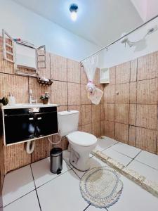 ein Bad mit einem WC und einem Waschbecken in der Unterkunft Pousada Cafe e Mar Jeri in Jericoacoara