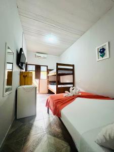 ein Schlafzimmer mit einem Bett und einem Etagenbett in der Unterkunft Pousada Cafe e Mar Jeri in Jericoacoara
