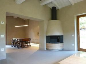 - un salon avec une cheminée, une table et des chaises dans l'établissement Ferienhaus in Rotecastello mit Großem Garten, à San Venanzo