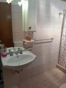 y baño con lavabo y espejo. en Duplex Céntrico en Mendoza