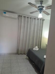 1 dormitorio con 1 cama y ventilador de techo en Duplex Céntrico en Mendoza