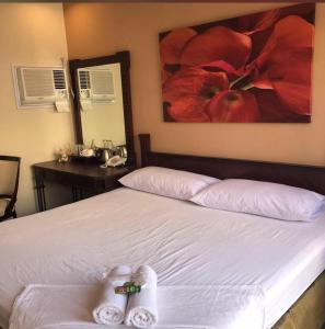 1 dormitorio con 1 cama con 2 toallas en Star hotel, en San Pablo