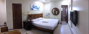 a bedroom with a bed and a television in it at Star hotel in San Pablo