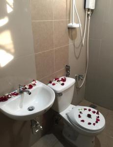 baño con aseo y lavabo con flores en Star hotel, en San Pablo