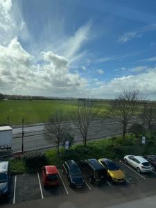 un groupe de voitures garées sur un parking dans l'établissement London LuXXe Suites & Apartments - London Heathrow Airport, Terminal 1 2 3 4 5, à New Bedfont