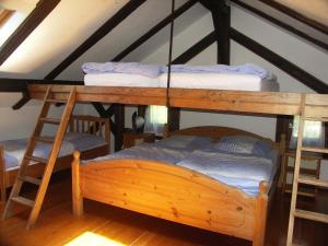 מיטה או מיטות קומותיים בחדר ב-Ferienwohnung im Bayerischen Wald für 10 Personen