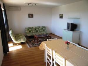sala de estar con mesa y sofá en Wohnung in Barbat mit Terrasse und Grill en Barbat na Rabu