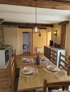 una cucina e una sala da pranzo con tavolo in legno di Ferienhaus in Berkenlatten mit Großer Terrasse a Gerswalde