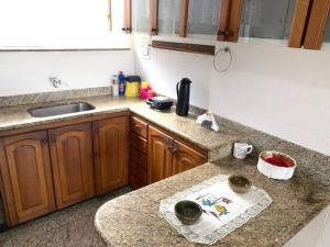 a kitchen with a sink and a counter top at Apartamento central em João Monlevade in João Monlevade