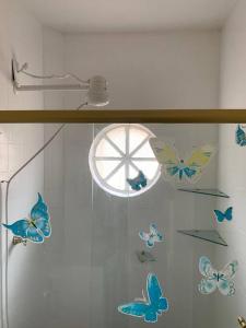 a glass window with butterflies on a wall at Apartamento central em João Monlevade in João Monlevade