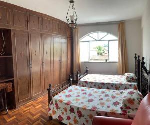 a bedroom with two beds and a window at Apartamento central em João Monlevade in João Monlevade