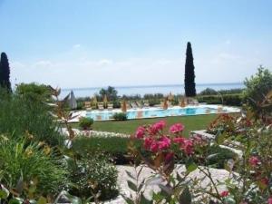 un jardín con piscina y algunas flores en Appartement in Moniga Del Garda mit Grill, Garten und gemeinsamem Pool und Seeblick, en Moniga del Garda