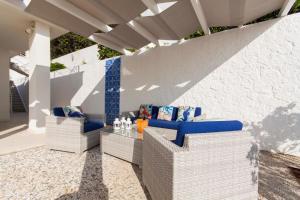 un patio con 2 sillas y una mesa en Ferienhaus für 6 Personen ca 80 qm in Trappeto, Sizilien Nordküste von Sizilien, en Trappeto