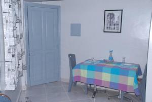 梅克內斯的住宿－Élégant Studio，一间房间,桌子上摆放着五颜六色的桌布