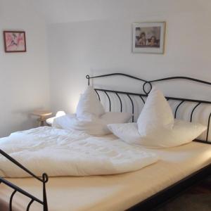 เตียงในห้องที่ Ferienwohnung für 4 Personen 1 Kind ca 50 qm in Unterammergau, Bayern Oberbayern