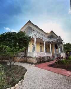 Tòa nhà nơi khách sạn tọa lạc