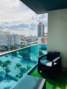 balcón con vistas a la piscina en 1BR Beachfront Condo in Holywood, FL, en Hollywood