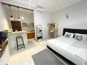 ein Schlafzimmer mit einem Bett und einer Bar darin in der Unterkunft LaGriya Guest House in Ketewel