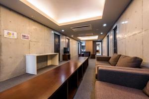 una hall con ufficio, divano e tavolo di E-horizon Resort Condominium Sesoko - Vacation STAY 92904v a Sesoko
