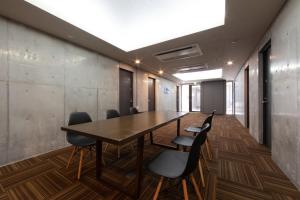 una sala de reuniones con mesa de madera y sillas en E-horizon Resort Condominium Sesoko - Vacation STAY 92904v en Sesoko