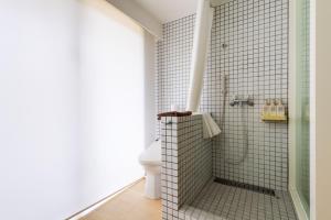 un bagno con doccia e WC di E-horizon Resort Condominium Sesoko - Vacation STAY 92904v a Sesoko Altre 43 foto