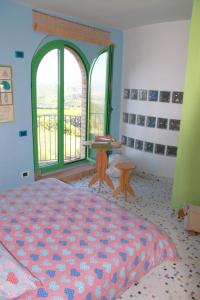 1 dormitorio con cama grande y ventana grande en Wohnung auf zwei Etagen mit Studio und mit Balkonblick ins bergige Grüne, en Monte Vibiano Vecchio