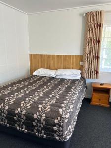 Postel nebo postele na pokoji v ubytování Tudor Motor Lodge