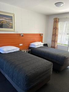 Postel nebo postele na pokoji v ubytování Tudor Motor Lodge